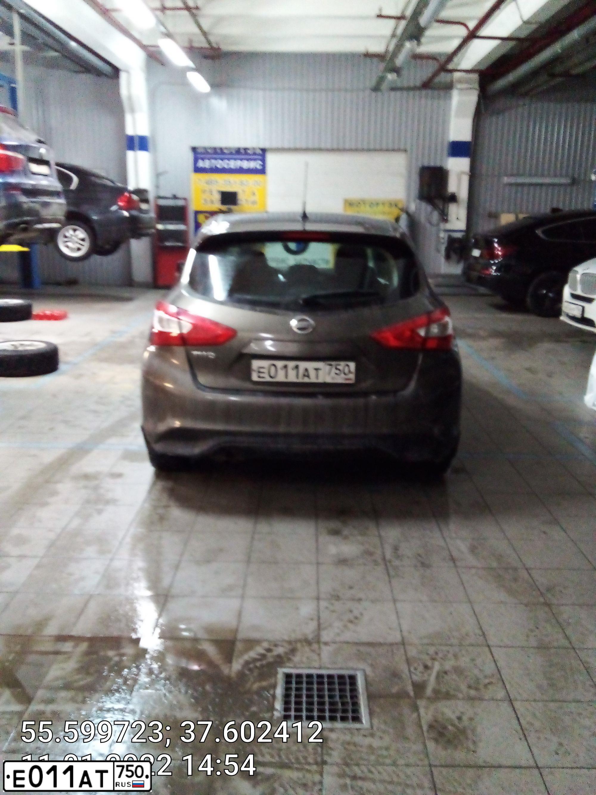 Фото автомобиля NISSAN TIIDA, 2015 — госномер Е558ВВ799. Цвет: бронзовый
