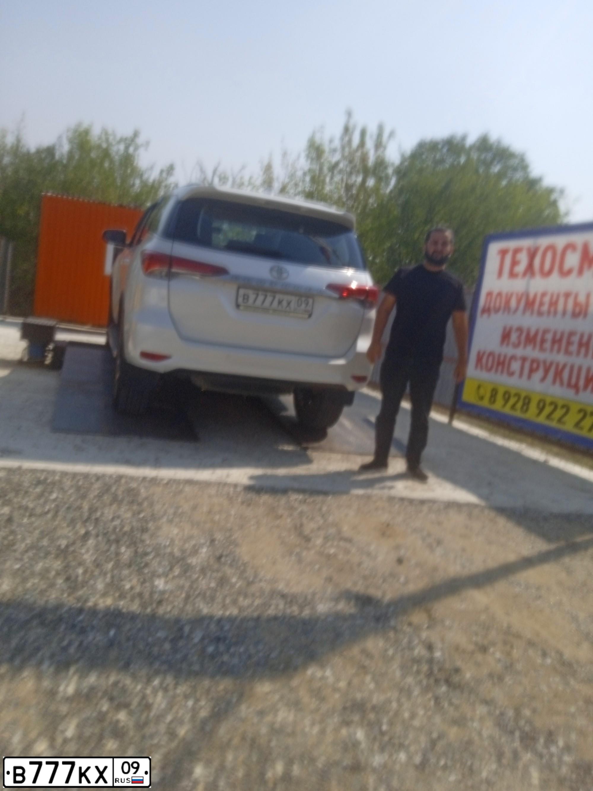 Фото автомобиля TOYOTA FORTUNER, 2017 — госномер Р692МА126. Цвет: Белый