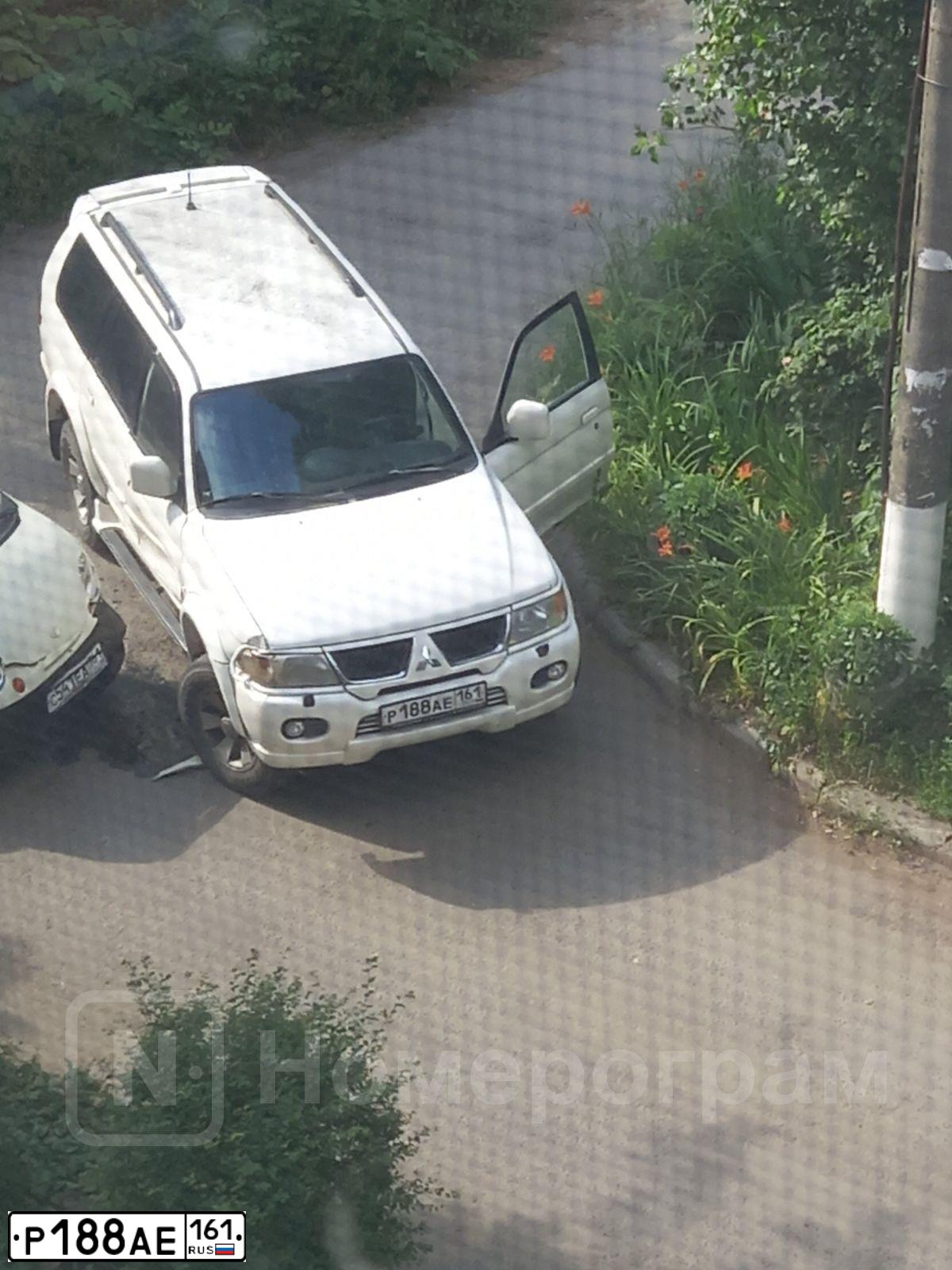 Фото автомобиля MITSUBISHI PAJERO SPORT, 2007 — госномер Р188АЕ161. Цвет: БЕЛЫЙ