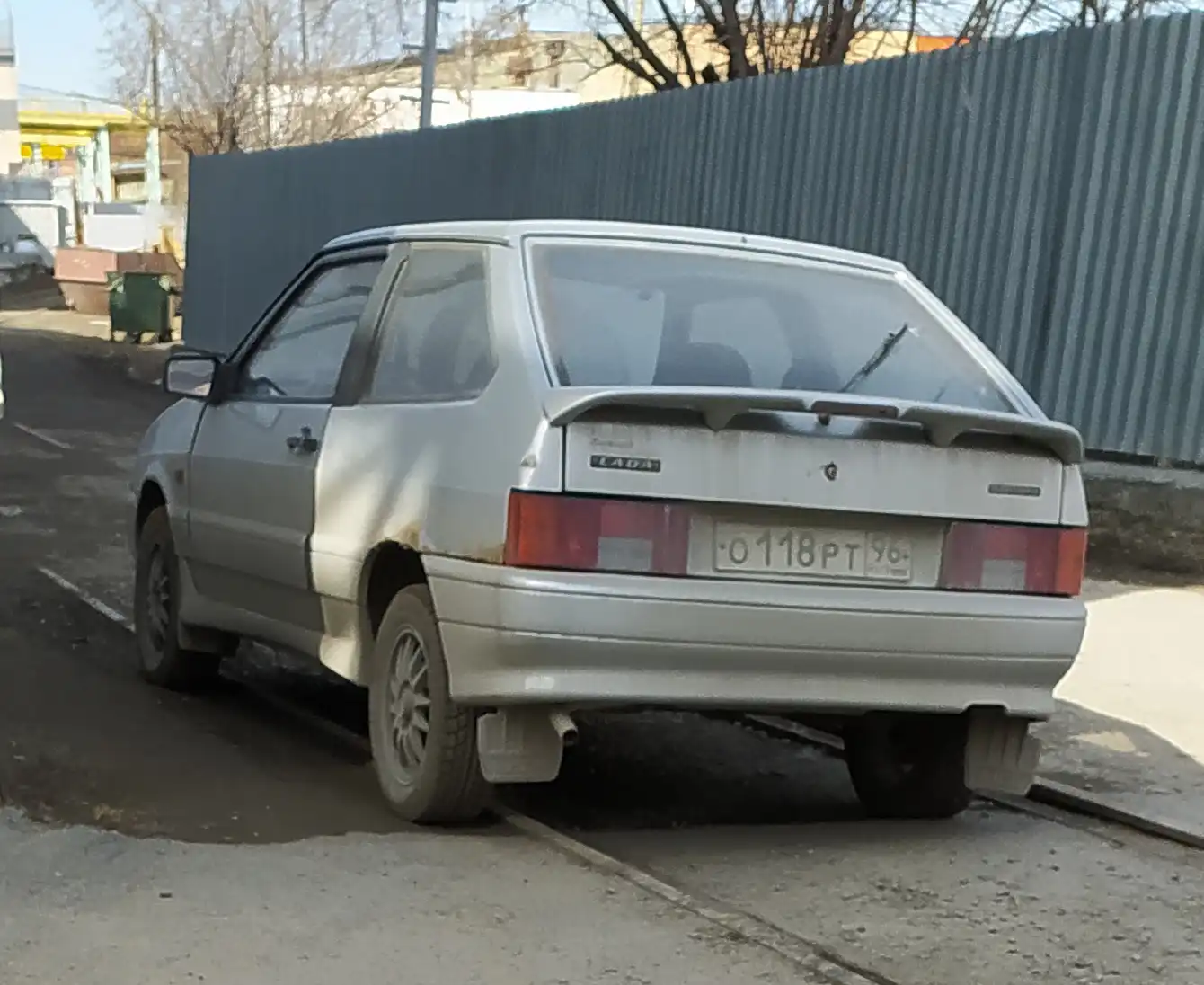 Фото автомобиля LADA 2113 SAMARA, 2010 — госномер Т447УН196. Цвет: СВЕТЛО-СЕРЫЙ