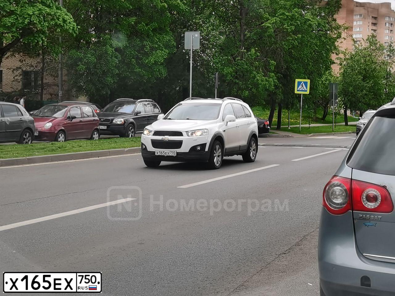 Фото автомобиля CHEVROLET CAPTIVA, 2013 — госномер Х165ЕХ750. Цвет: Белый