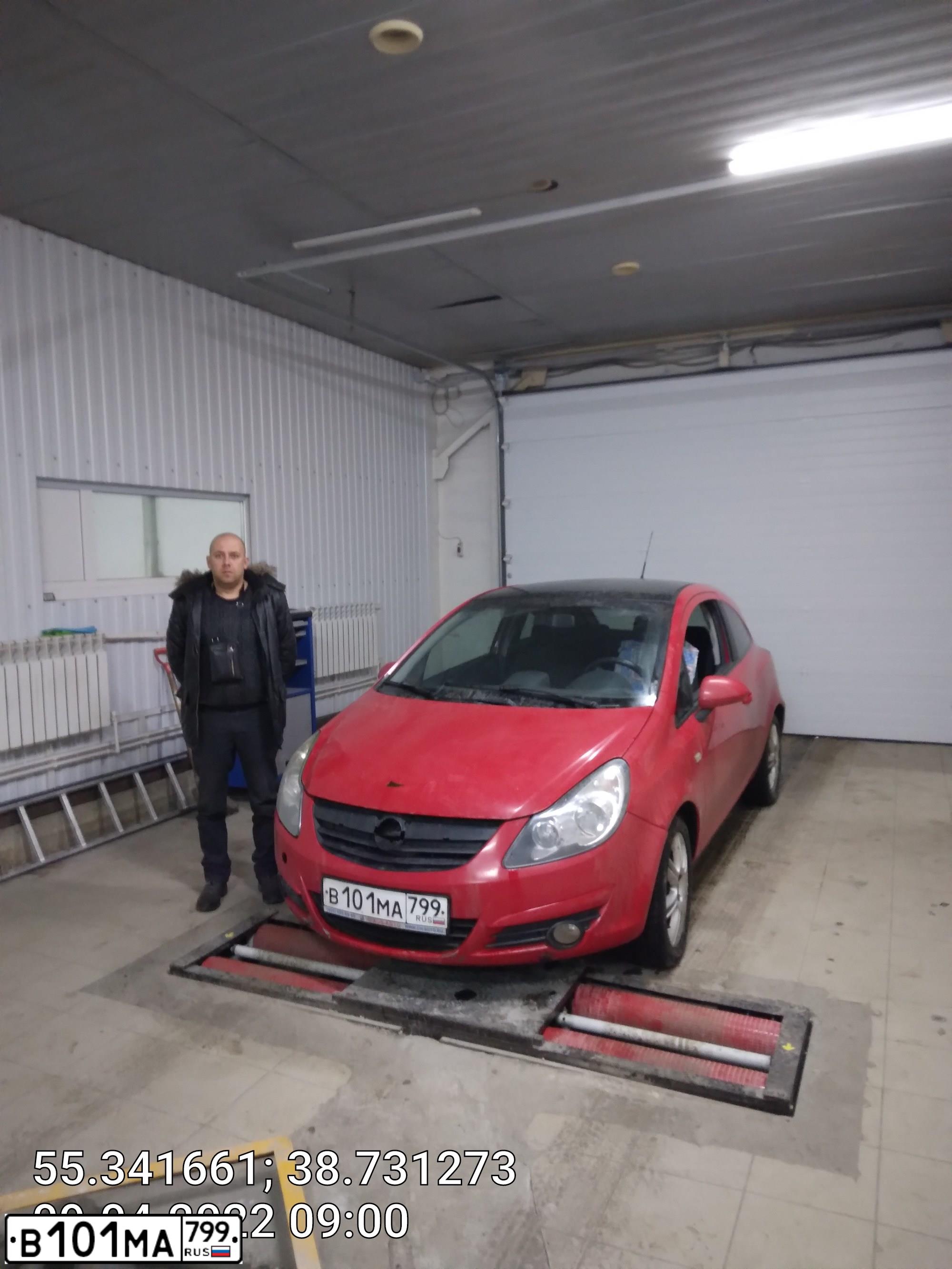 Фото автомобиля OPEL CORSA, 2010 — госномер О208ММ790. Цвет: Красный