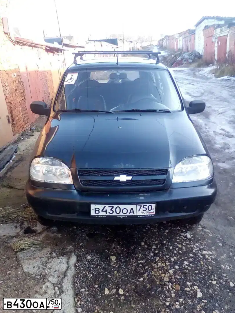 Фото автомобиля CHEVROLET NIVA, 2008 — госномер К749УР799. Цвет: Черно-синий металлик