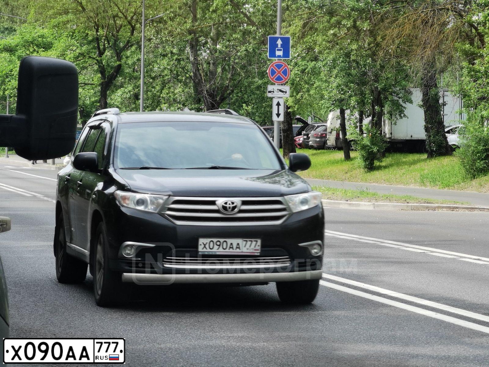 Фото автомобиля TOYOTA HIGHLANDER, 2013 — госномер Х090АА777. Цвет: ЧЕРНЫЙ