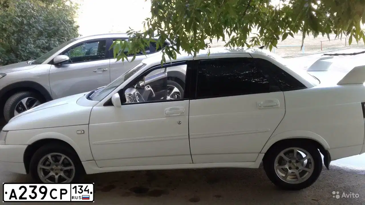 Фото автомобиля LADA 2110 LADA, 1999 — госномер Е200УВ34. Цвет: Белый