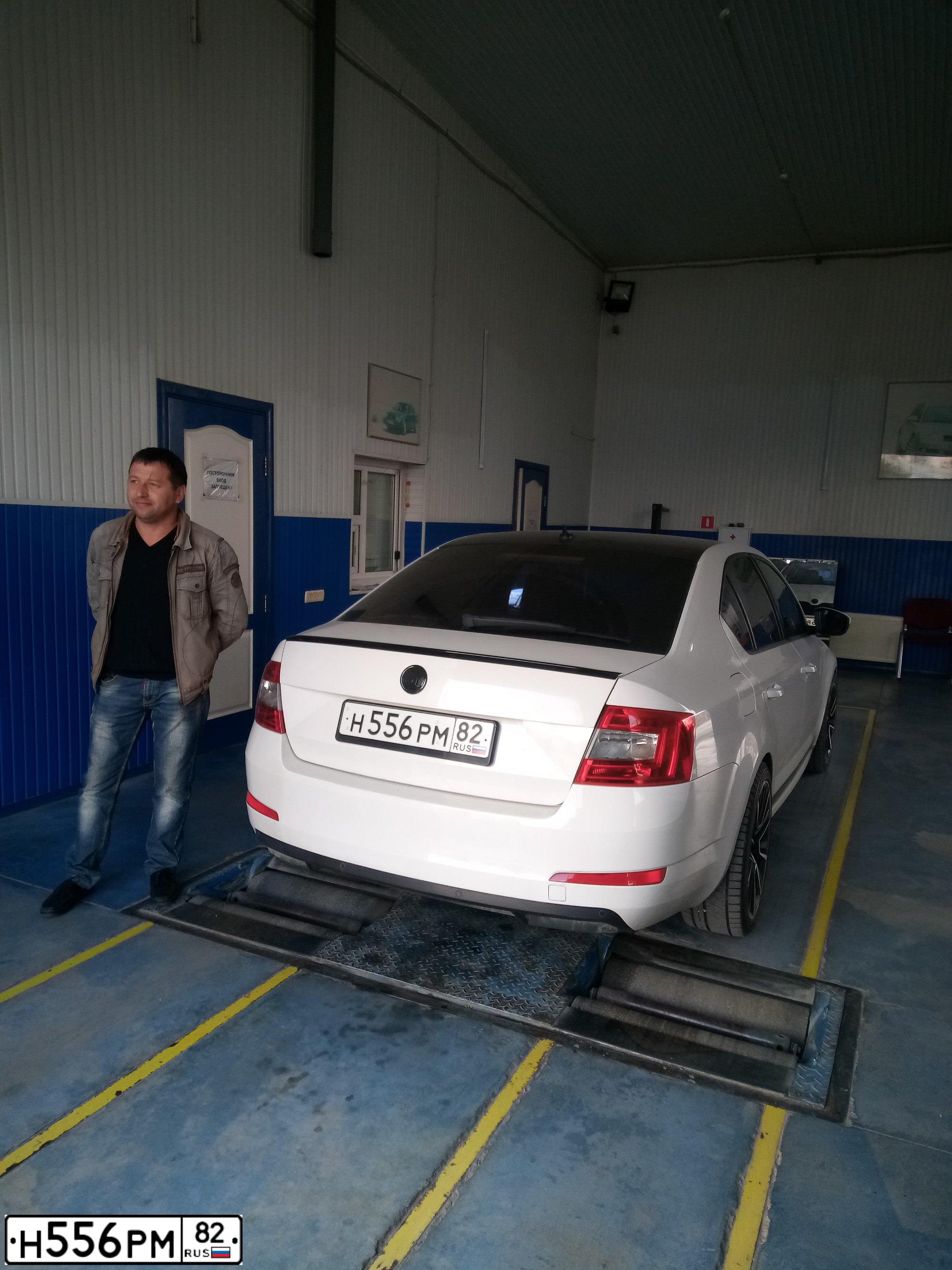 Фото автомобиля SKODA OCTAVIA, 2013 — госномер Н556РМ82. Цвет: Белый