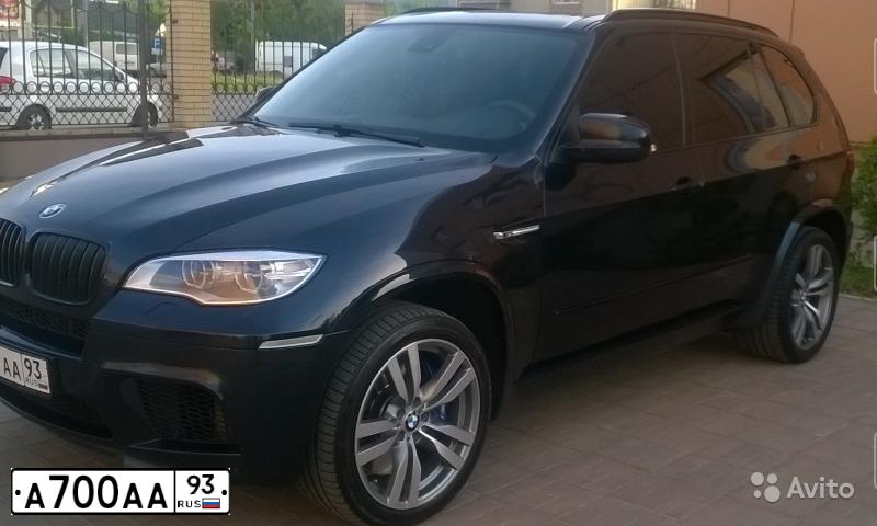 Фото автомобиля BMW X5M, 2012 — госномер Н003ВС82. Цвет: Темно-синий
