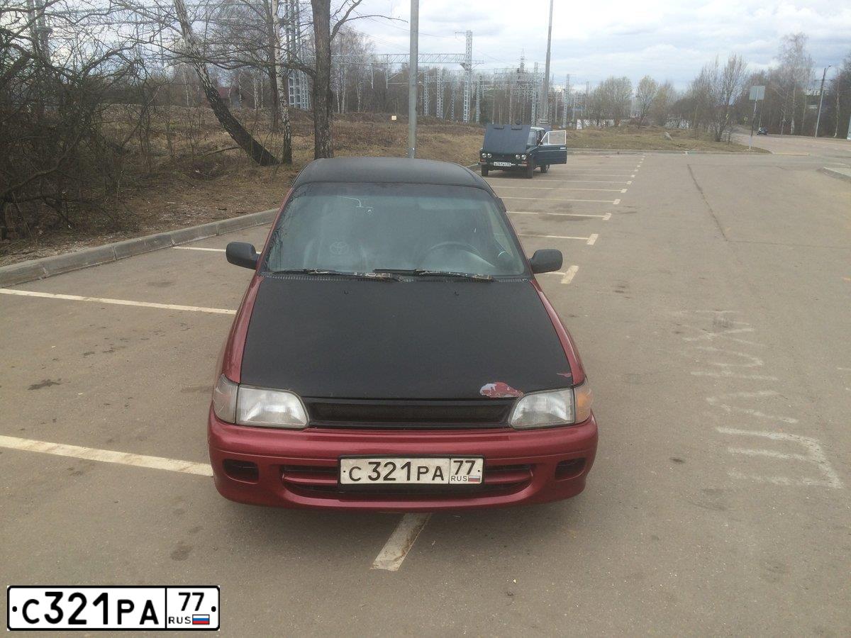 Фото автомобиля TOYOTA STARLET, 1994 — госномер С321РА77. Цвет: ВИШНЕВЫЙ