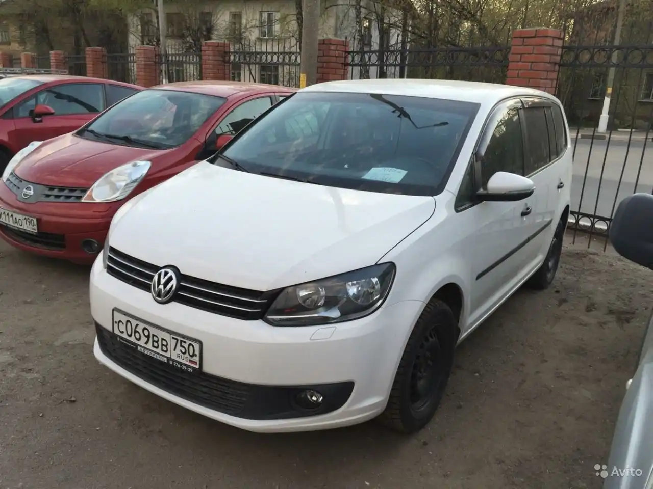 Фото автомобиля VOLKSWAGEN TOURAN, 2010 — госномер С069ВВ750. Цвет: Белый