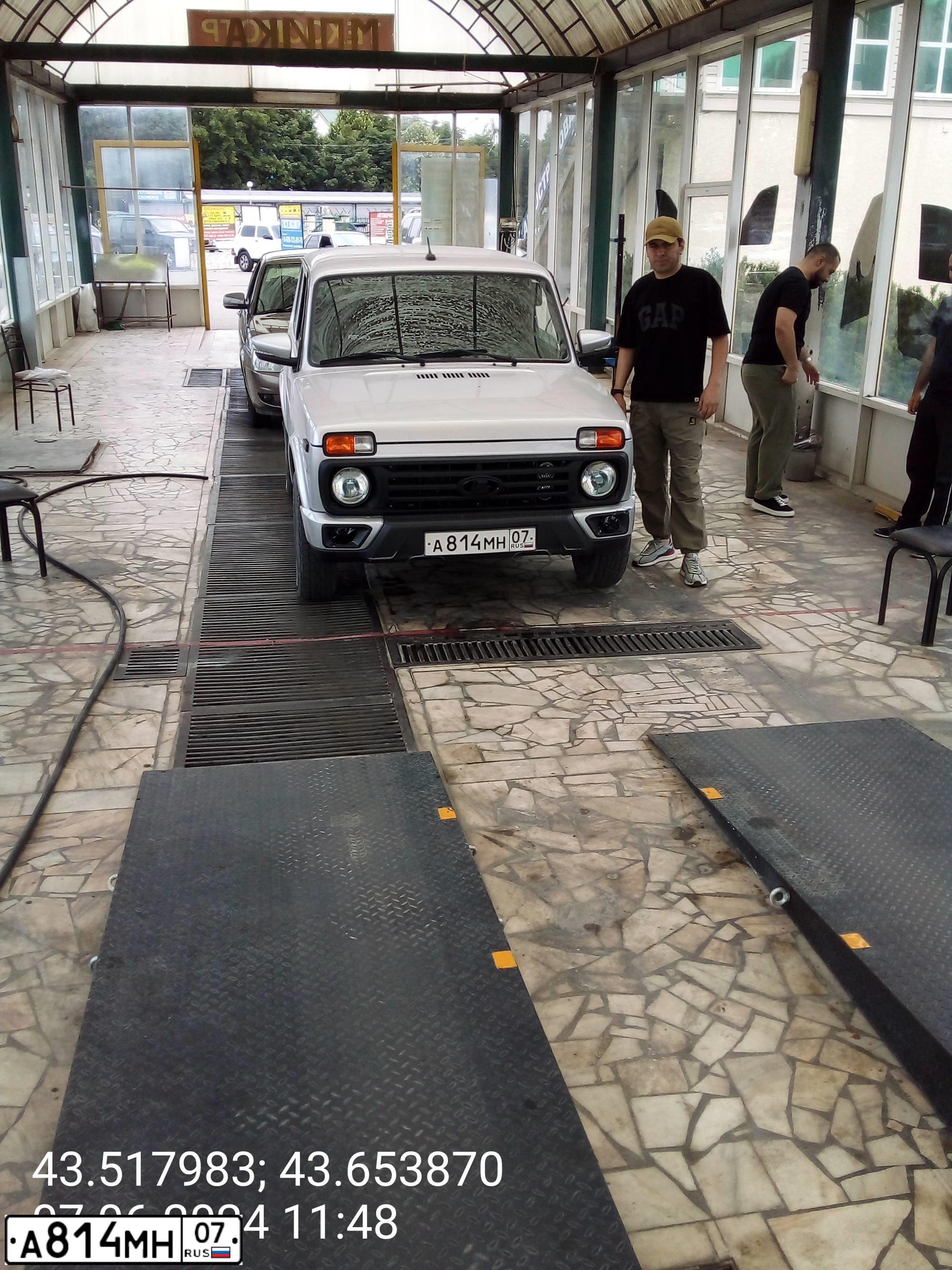 Фото автомобиля LADA 2121 NIVA, 2016 — госномер В260СМ123. Цвет: СВЕТЛО СЕРЕБРИСТЫЙ МЕТАЛЛ