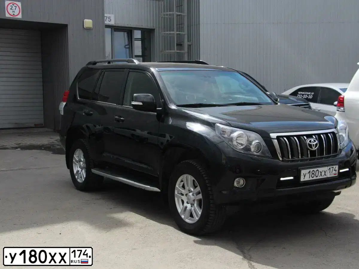 Фото автомобиля TOYOTA LANDCRUISER, 2012 — госномер К200РК174. Цвет: ЧЕРНЫЙ