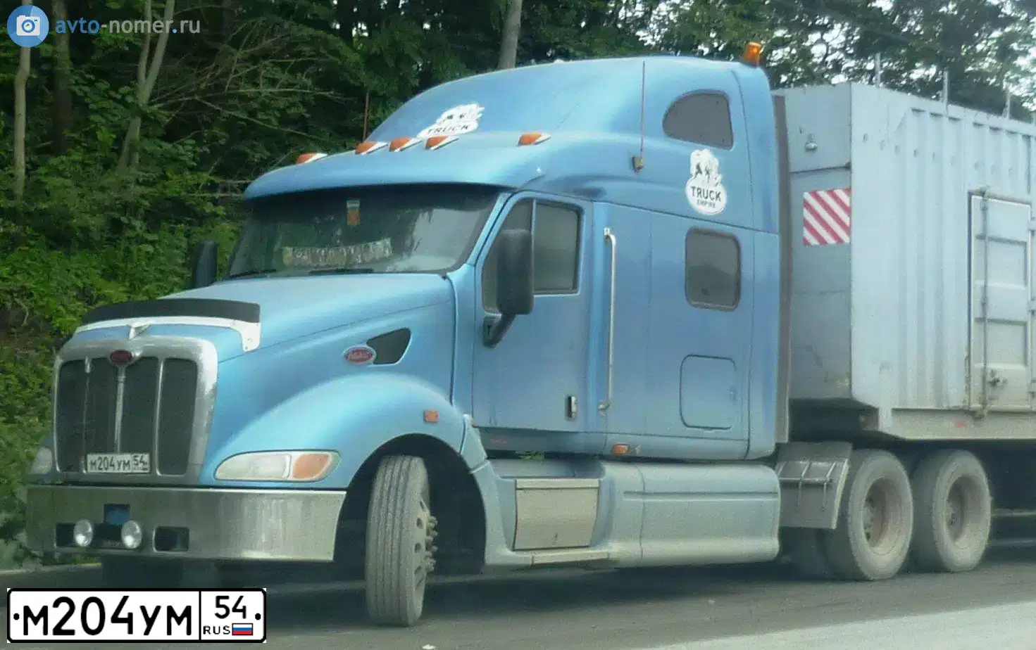 Фото автомобиля PETERBILT 387, 2003 — госномер М204УМ54. Цвет: ГОЛУБОЙ