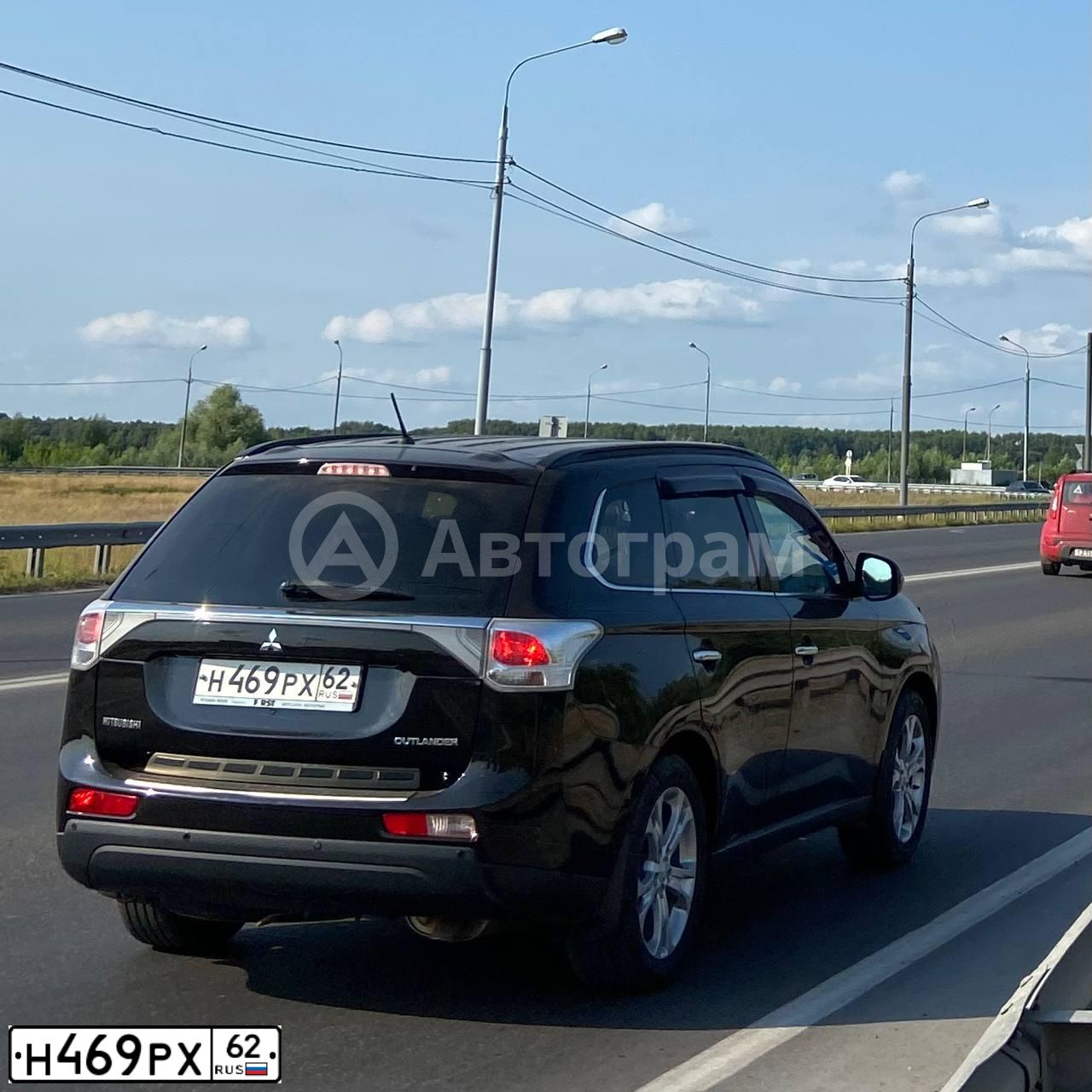 Фото автомобиля MITSUBISHI OUTLANDER, 2013 — госномер Е200УР76. Цвет: ЧЕРНЫЙ