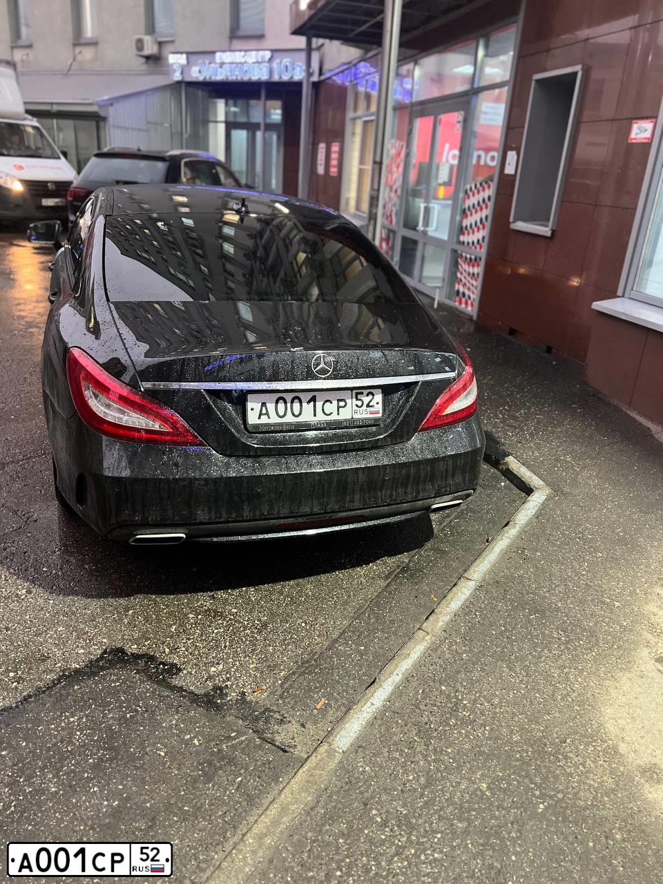 Фото автомобиля MERCEDES E-KLASSE, 2013 — госномер А001СР52. Цвет: ЧЕРНЫЙ
