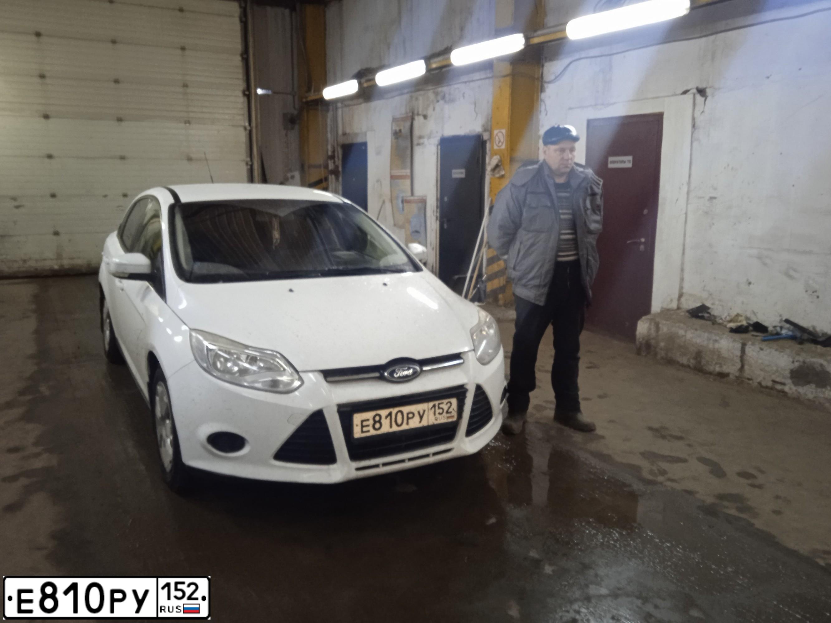 Фото автомобиля FORD D FOCUS, 2011 — госномер Е810РУ152. Цвет: Белый