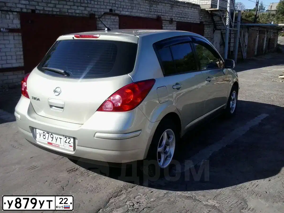 Фото автомобиля NISSAN TIIDA, 2007 — госномер У879УТ22. Цвет: ЗОЛОТИСТЫЙ