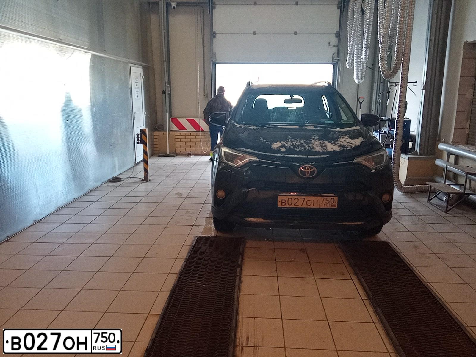 Фото автомобиля TOYOTA RAV4, 2017 — госномер У618СК790. Цвет: ЧЕРНЫЙ МЕТАЛЛИК