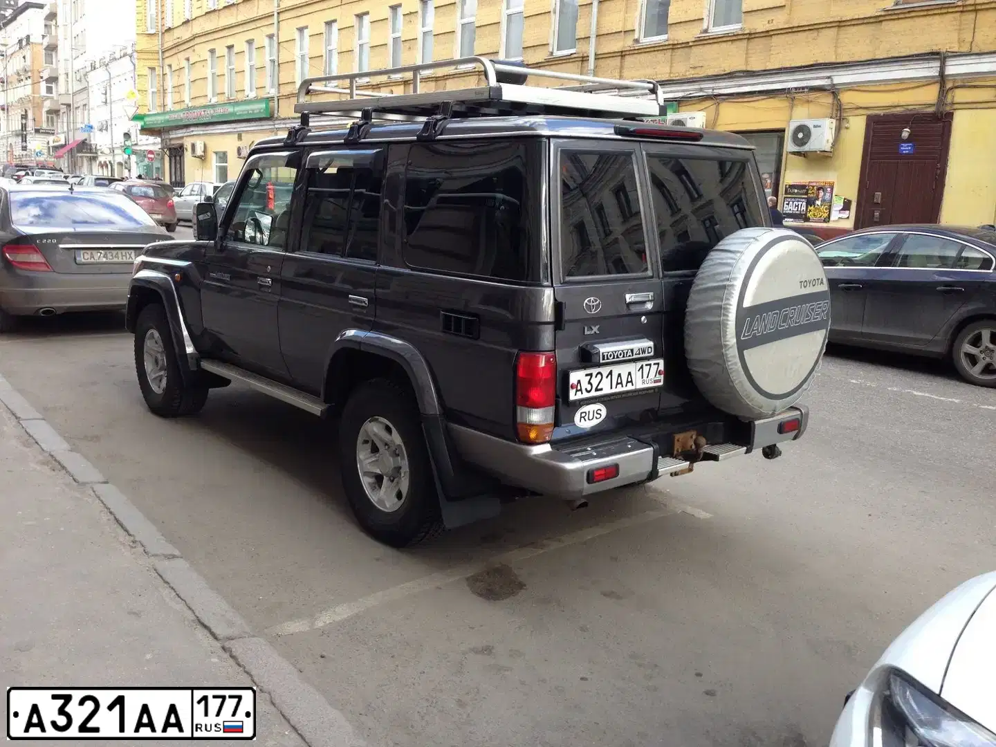 Фото автомобиля LEXUS LX, 2000 — госномер А321АА177. Цвет: СЕРЫЙ