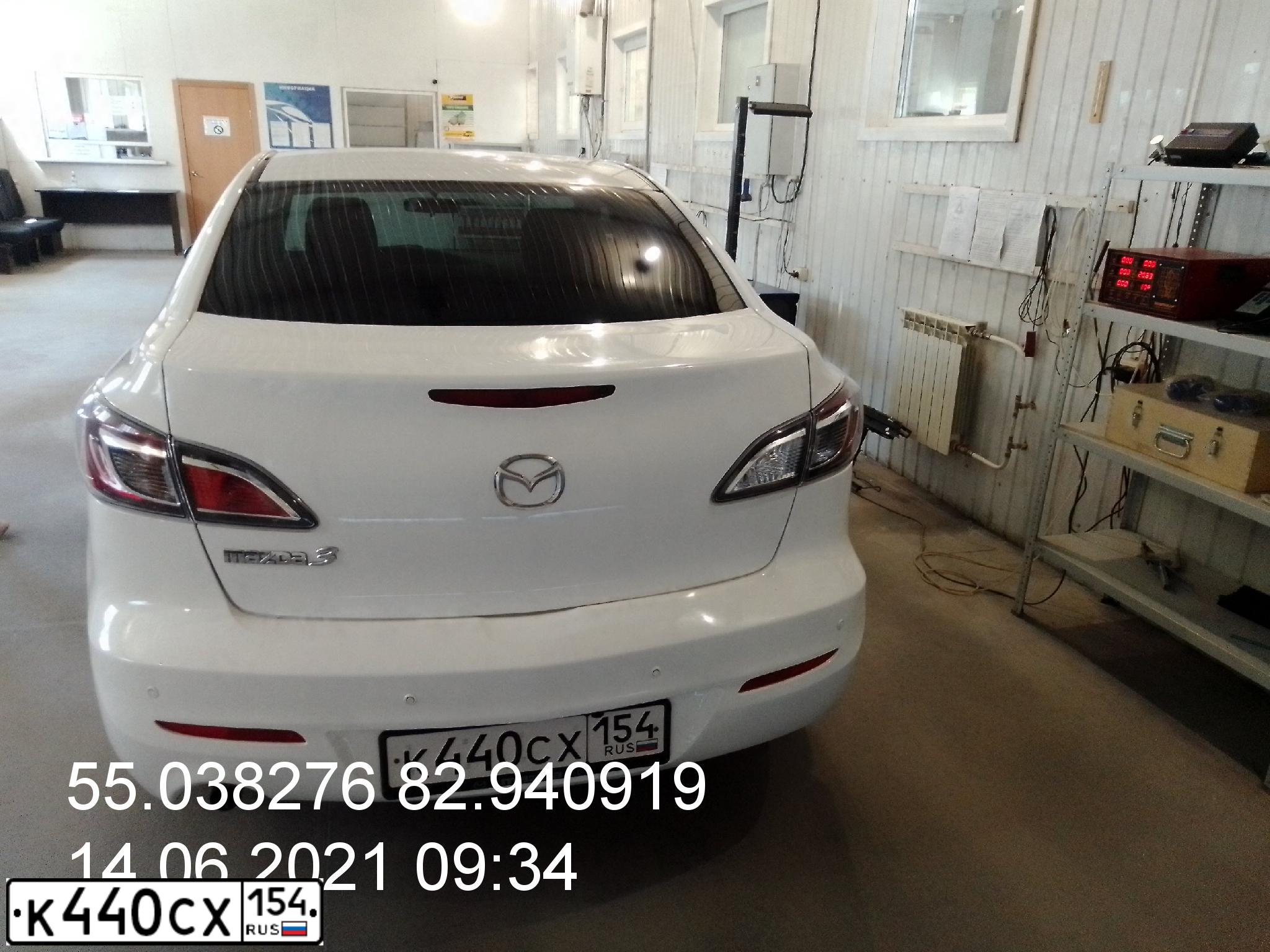 Фото автомобиля MAZDA 3, 2013 — госномер К440СХ154. Цвет: Белый