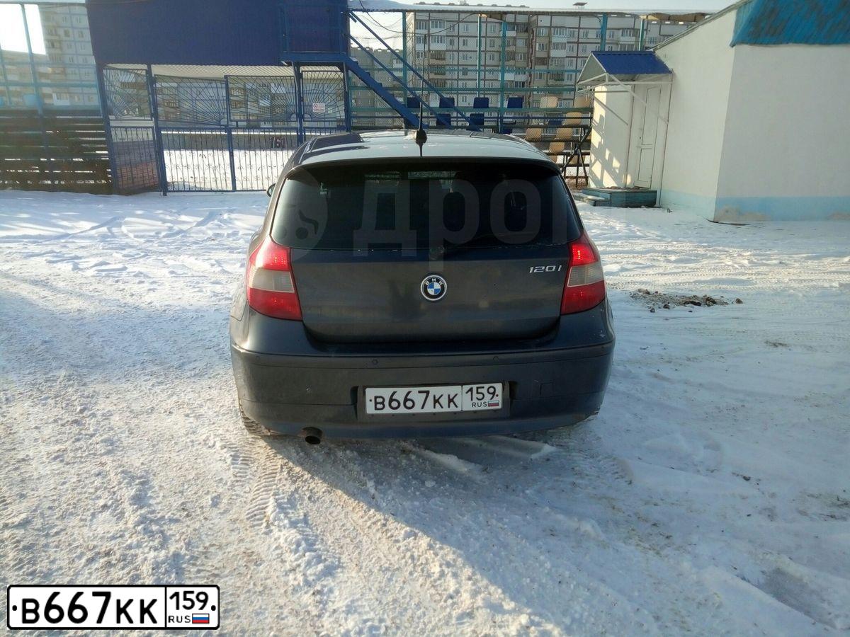 Фото автомобиля BMW SERIE 1, 2004 — госномер В667КК159. Цвет: СЕРЫЙ