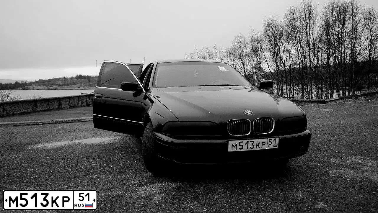 Фото автомобиля BMW SERIE 5, 1983 — госномер В628ОУ51. Цвет: Красный