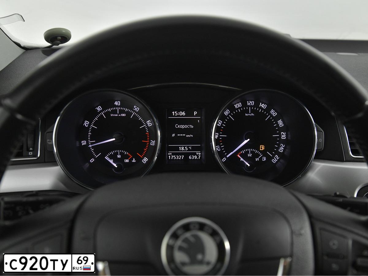 Фото автомобиля SKODA SUPERB, 2012 — госномер К901АС198. Цвет: Белый