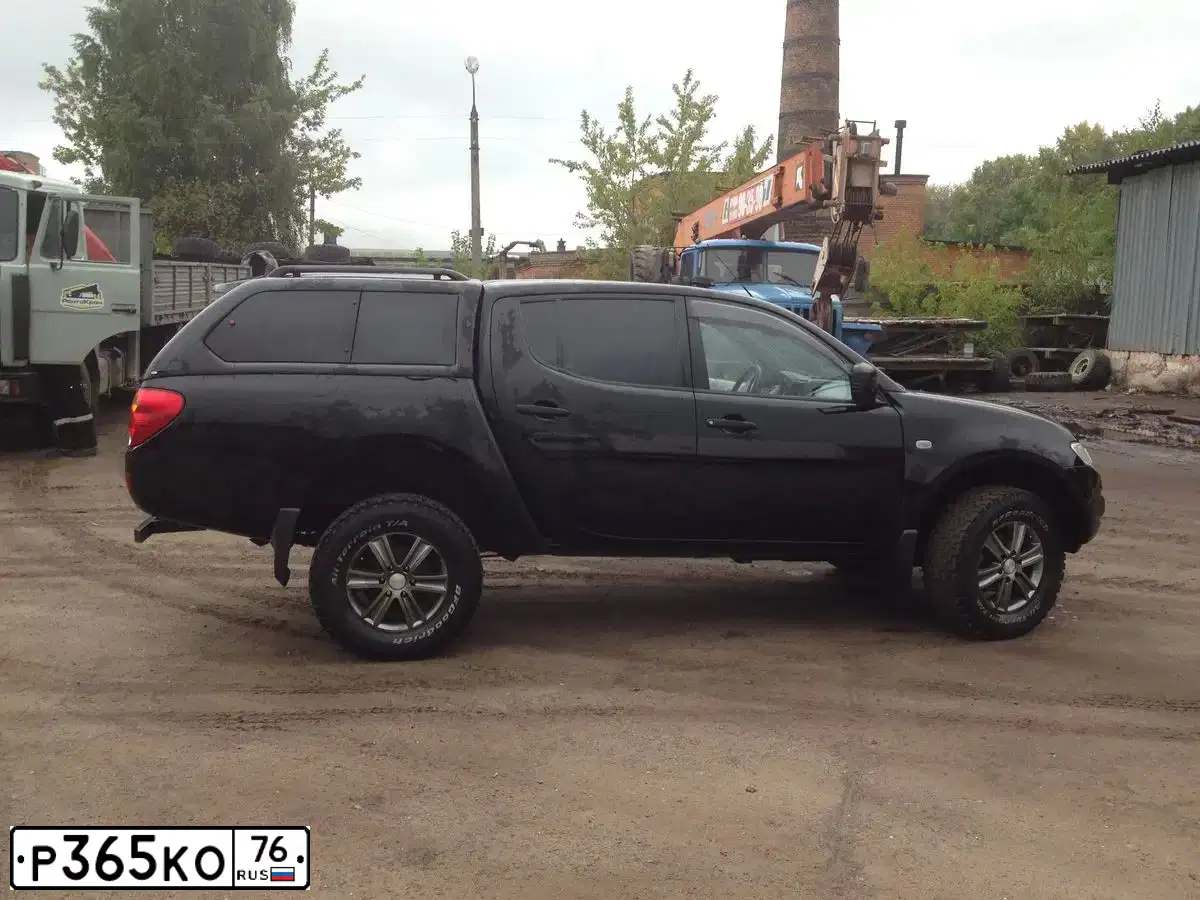 Фото автомобиля MITSUBISHI L 200, 2013 — госномер Р365КО76. Цвет: ЧЕРНЫЙ
