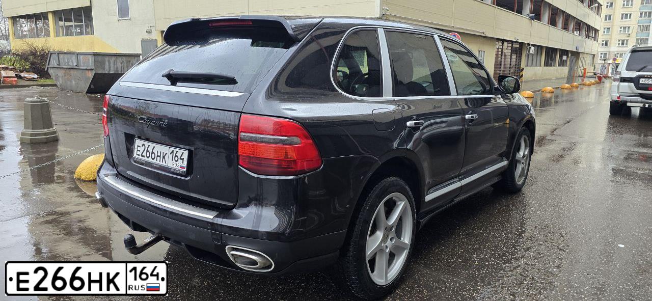 Фото автомобиля PORSCHE CAYENNE, 2009 — госномер Е266НК164. Цвет: ЧЕРНЫЙ