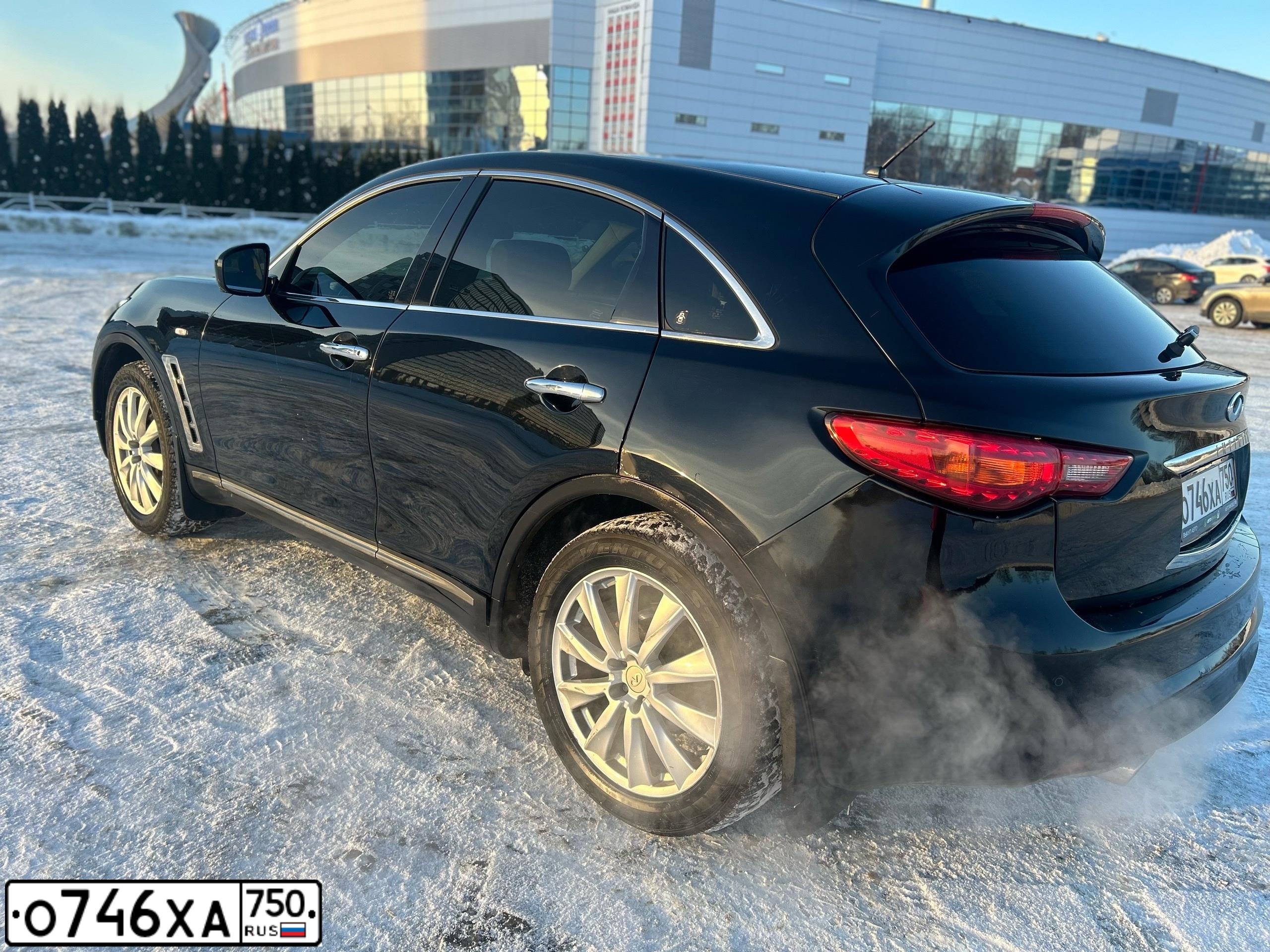 Фото автомобиля INFINITI I QX70 FX, 2009 — госномер О746ХА750. Цвет: ЧЕРНЫЙ