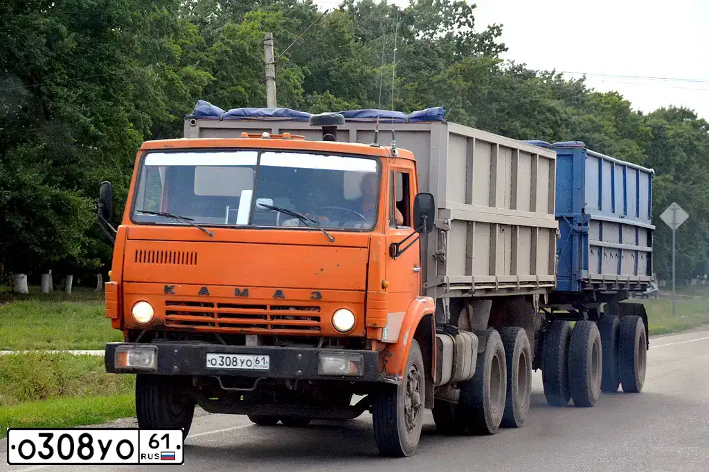 Фото автомобиля KAMAZ 55102 /6X4/, 1989 — госномер О308УО61. Цвет: Оранжевый