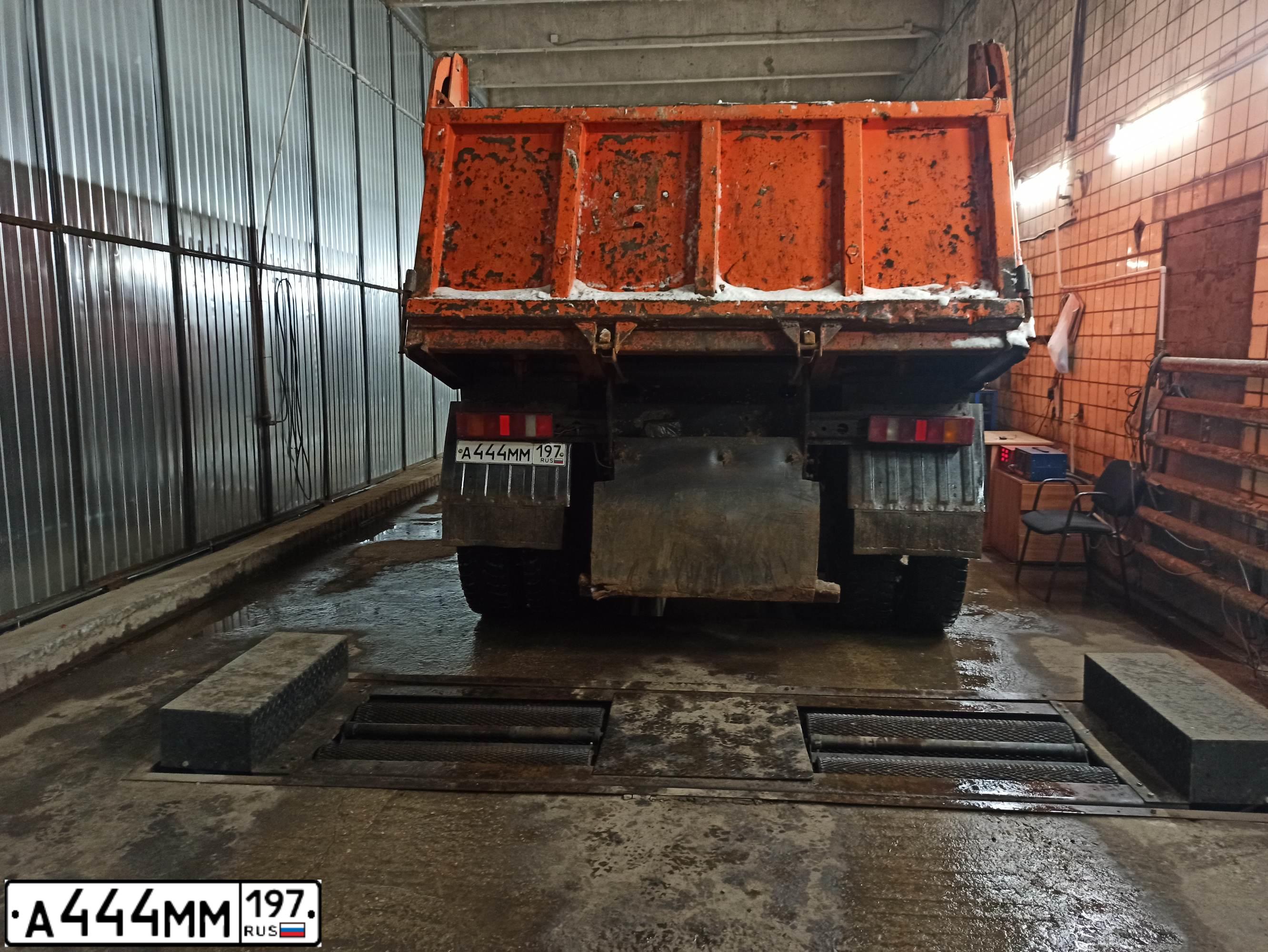 Фото автомобиля KAMAZ 65115 /6X4/, 2012 — госномер А444ММ197. Цвет: ОРАНЖЕВЫЙ