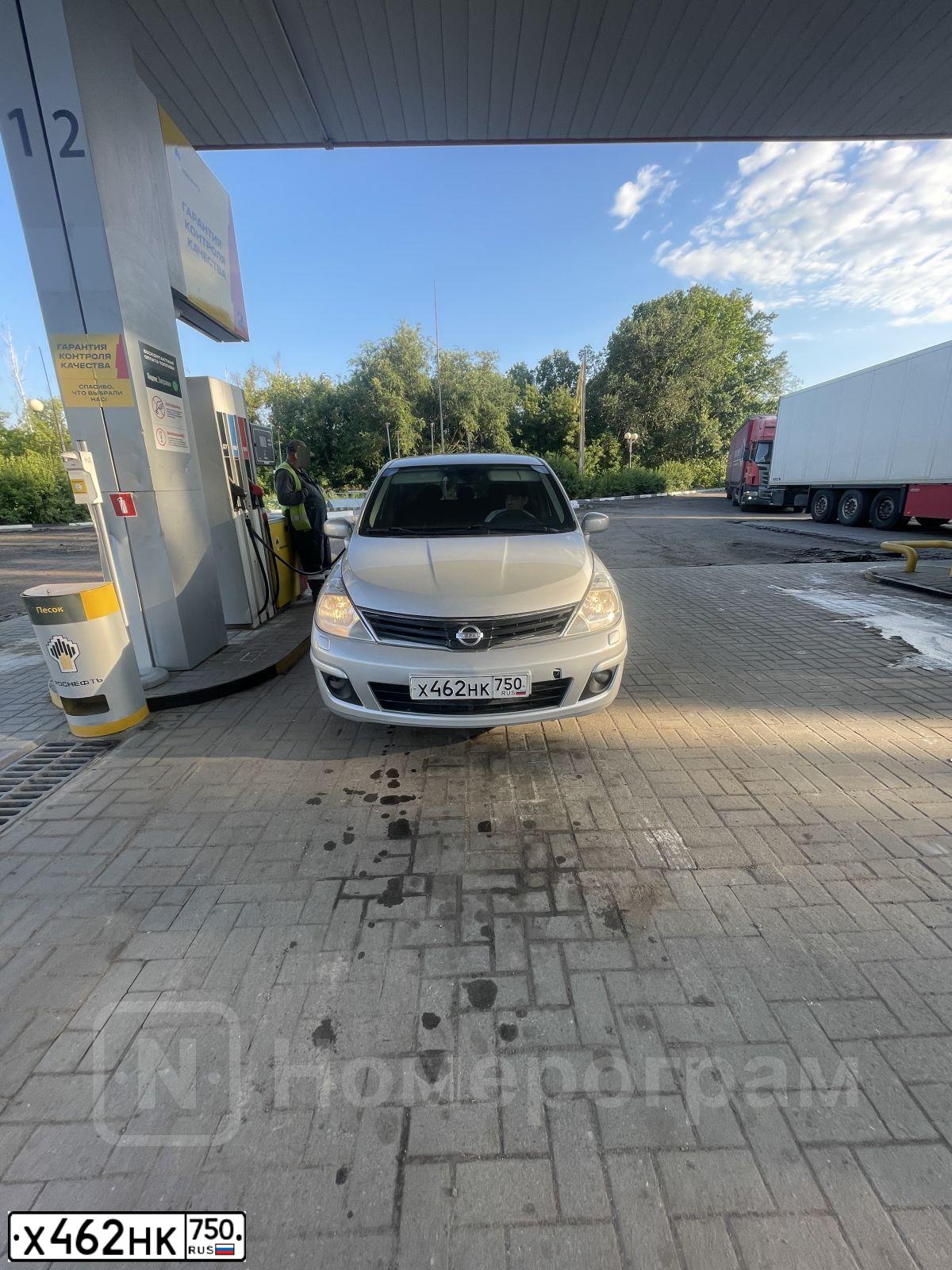 Фото автомобиля NISSAN TIIDA, 2010 — госномер Т111МК30. Цвет: СЕРЫЙ
