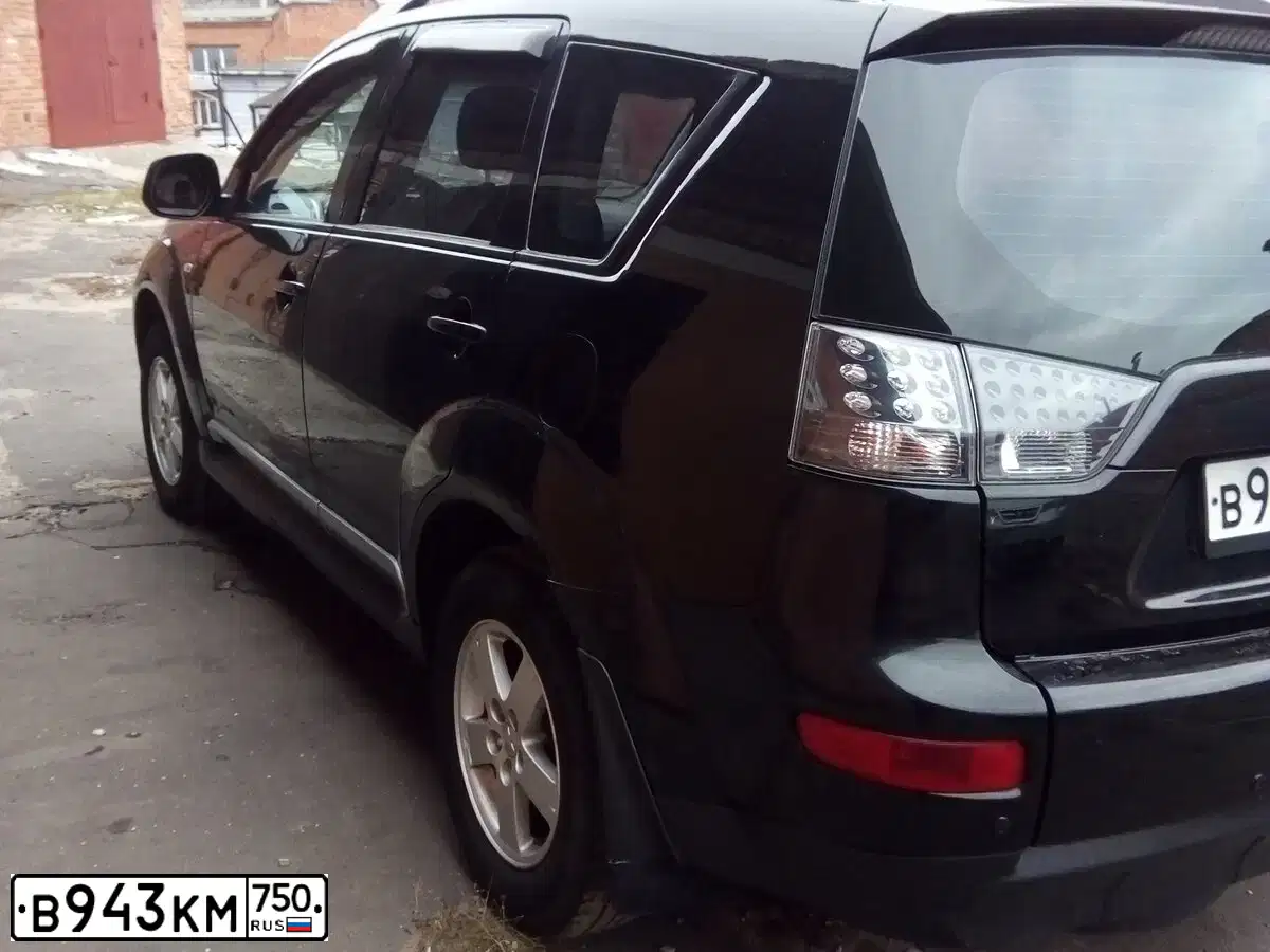 Фото автомобиля MITSUBISHI OUTLANDER, 2008 — госномер В943КМ750. Цвет: ЧЕРНЫЙ