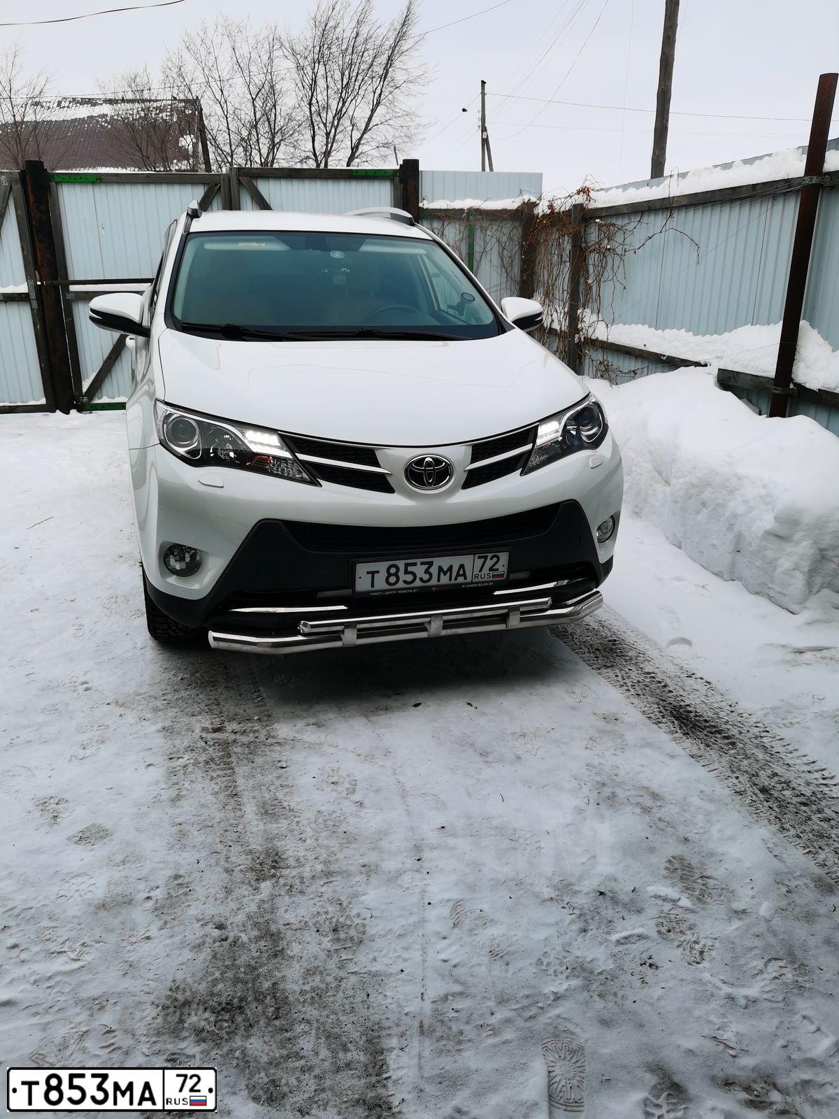 Фото автомобиля TOYOTA RAV4, 2015 — госномер Р153РН186. Цвет: Белый