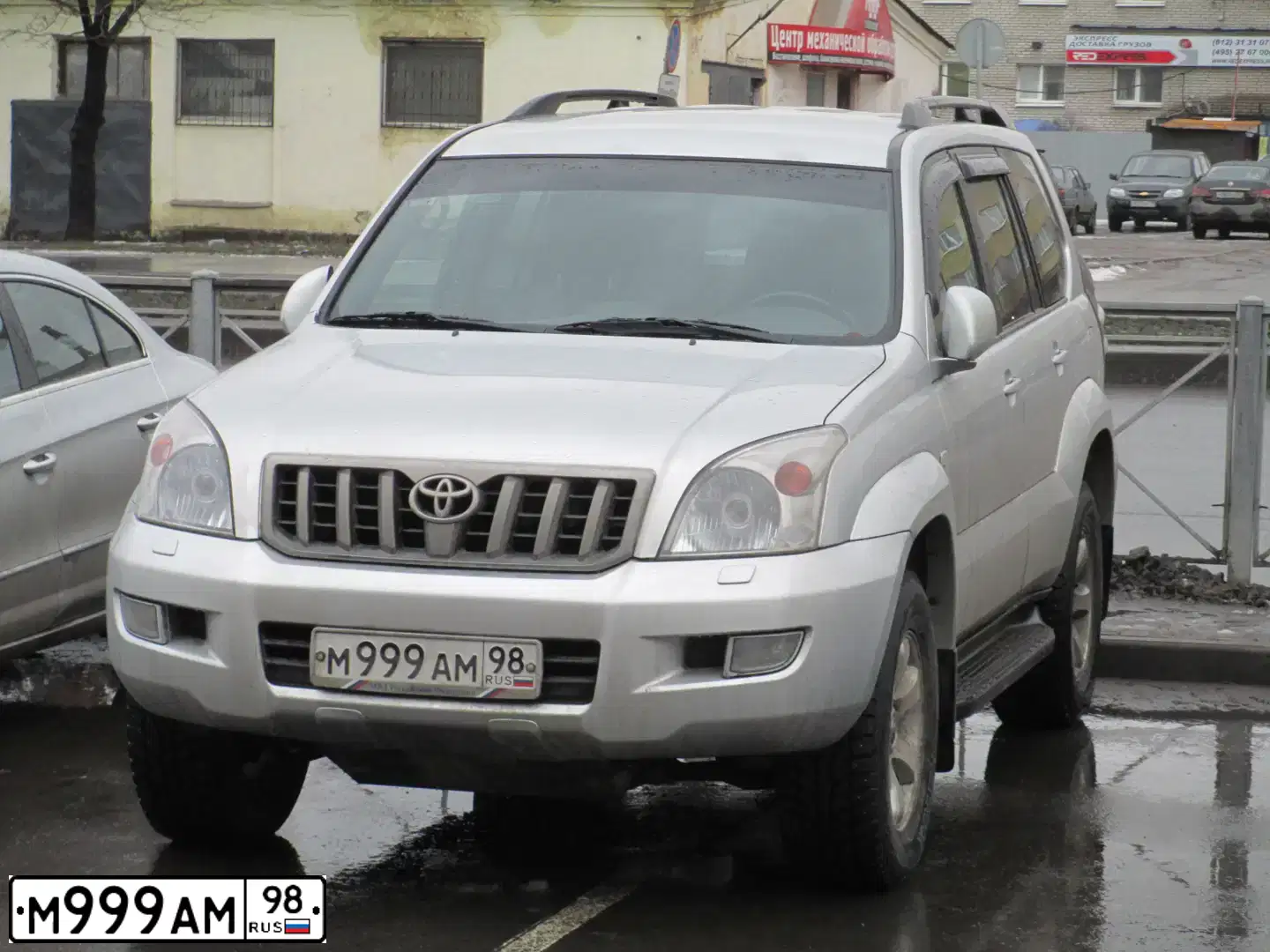 Фото автомобиля TOYOTA LANDCRUISER, 2008 — госномер М999АМ98. Цвет: СЕРЕБРИСТЫЙ