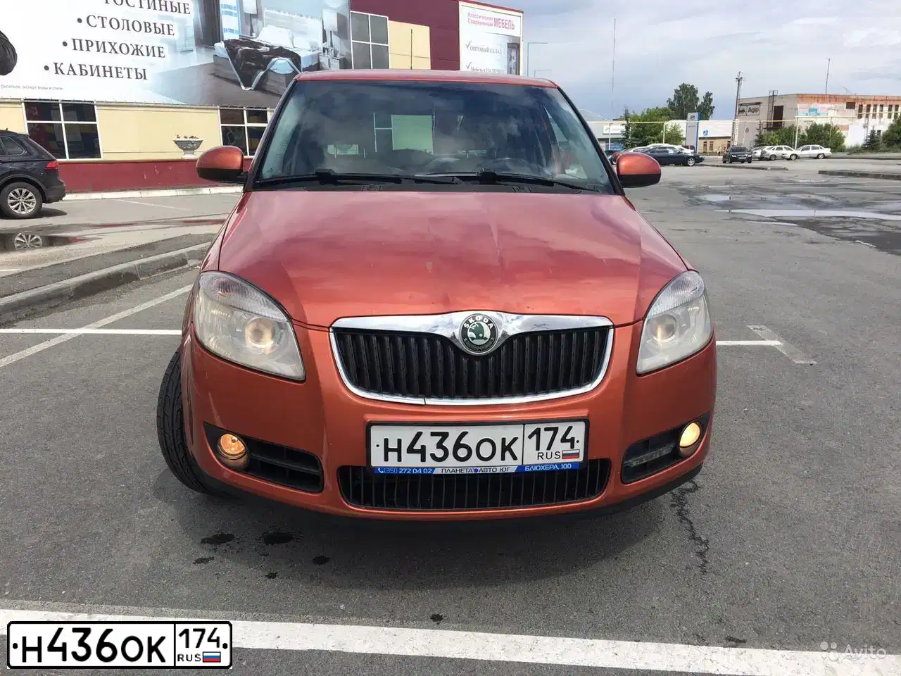 Фото автомобиля SKODA FABIA, 2008 — госномер Н436ОК174. Цвет: Оранжево-красный