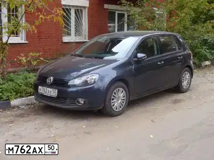 Фото автомобиля VOLKSWAGEN GOLF, 2012 — госномер М762АХ50. Цвет: СИНИЙ
