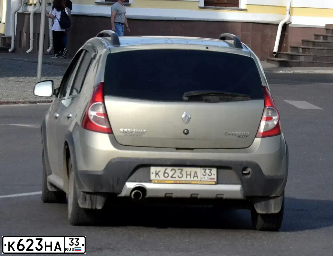 Фото автомобиля RENAULT SANDERO, 2012 — госномер К623НА33. Цвет: БЕЖЕВЫЙ