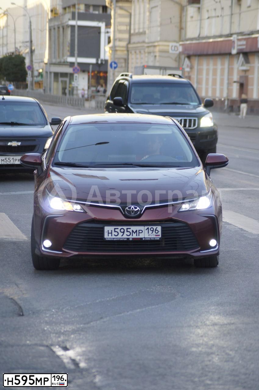 Фото автомобиля TOYOTA COROLLA, 2019 — госномер Н595МР196. Цвет: Красный