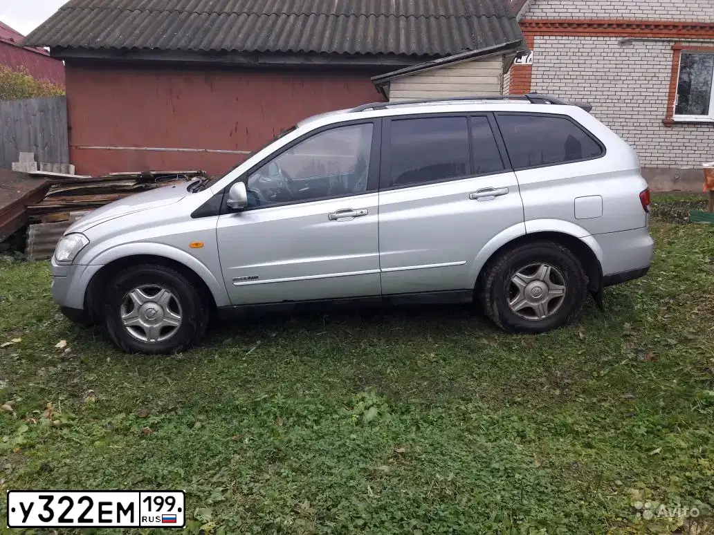 Фото автомобиля SSANGYONG KYRON, 2008 — госномер У322ЕМ199. Цвет: СЕРЫЙ