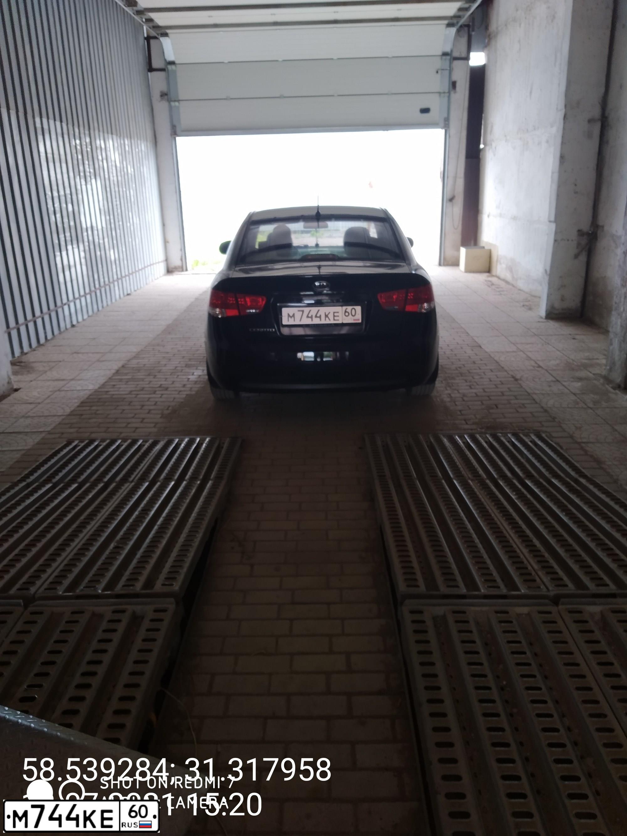 Фото автомобиля KIA CERATO, 2012 — госномер М744КЕ60. Цвет: ЧЕРНЫЙ