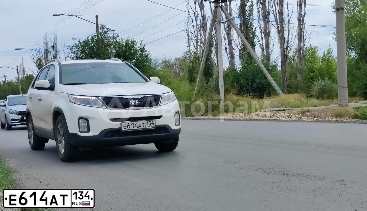 Фото автомобиля KIA SORENTO, 2017 — госномер Е614АТ134. Цвет: БЕЛЫЙ