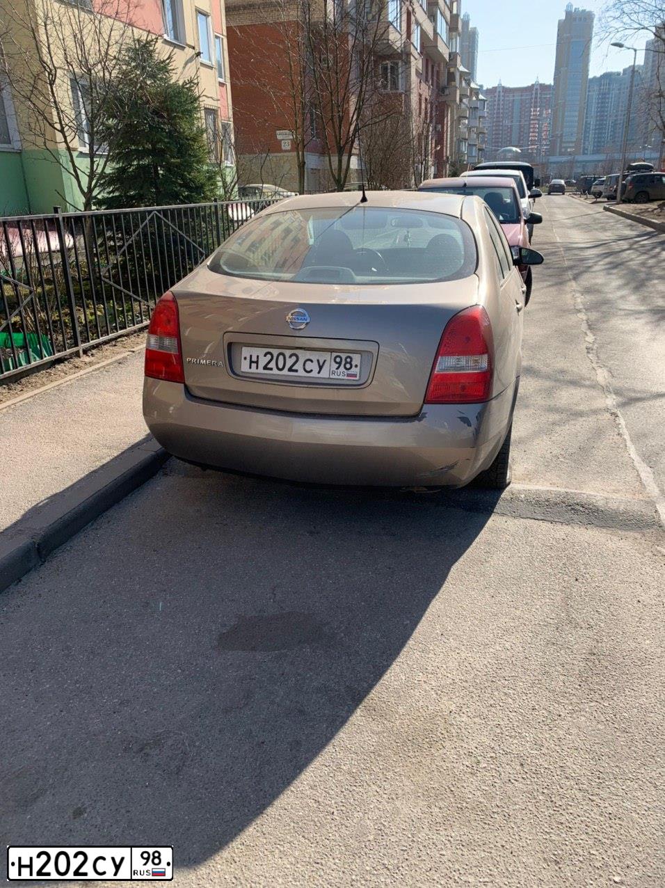 Фото автомобиля NISSAN PRIMERA, 2006 — госномер Р328НН70. Цвет: СВЕТЛО-КОРИЧНЕВЫЙ