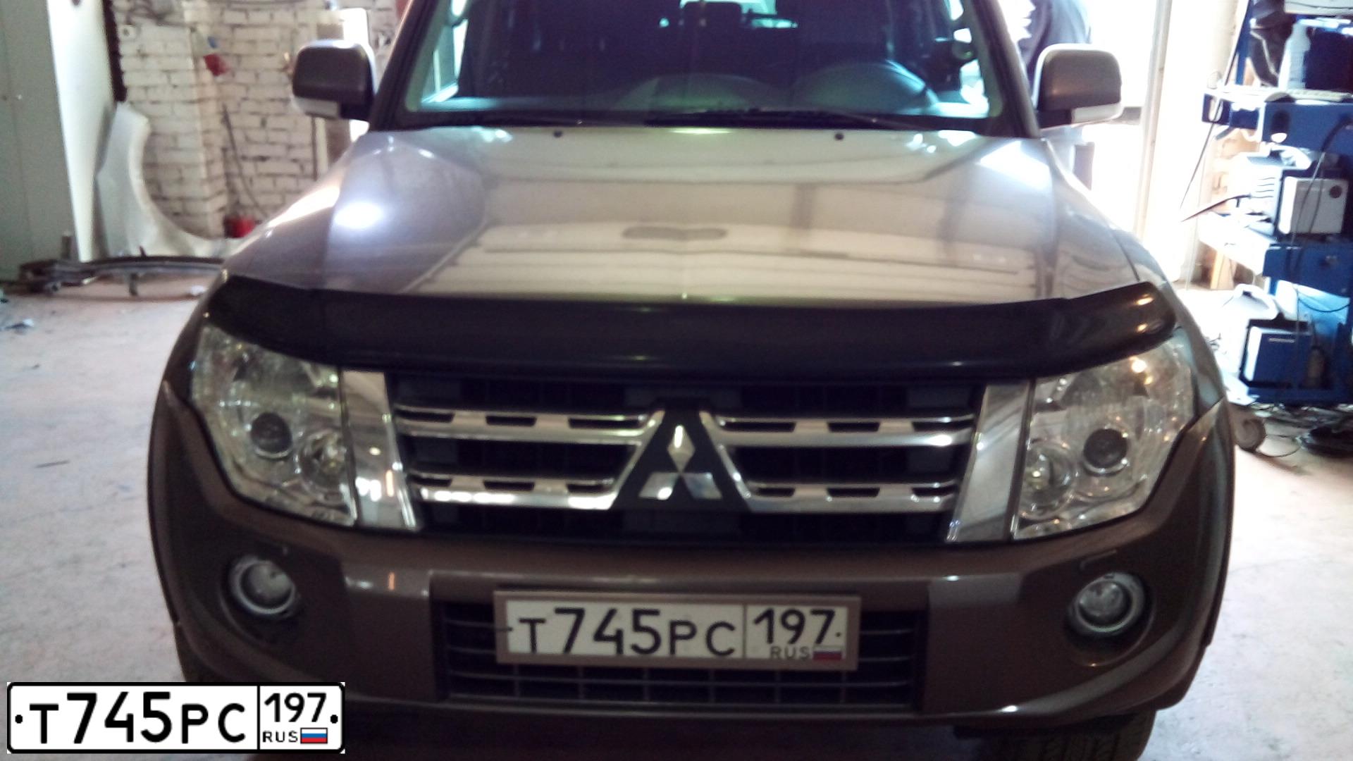 Фото автомобиля MITSUBISHI PAJERO, 2011 — госномер Р106МО797. Цвет: Коричневый