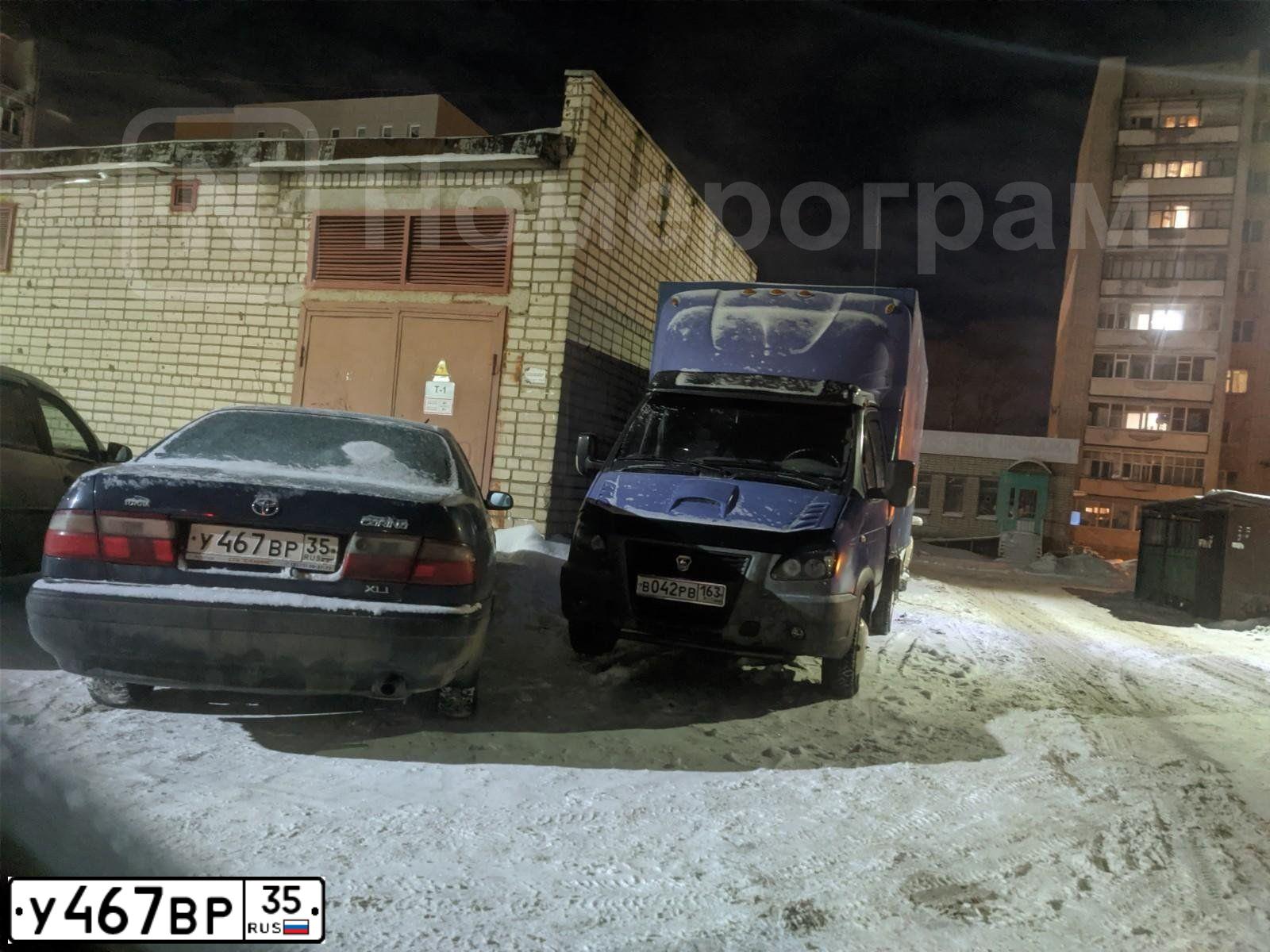 Фото автомобиля TOYOTA CARINA, 1992 — госномер У467ВР35. Цвет: синий