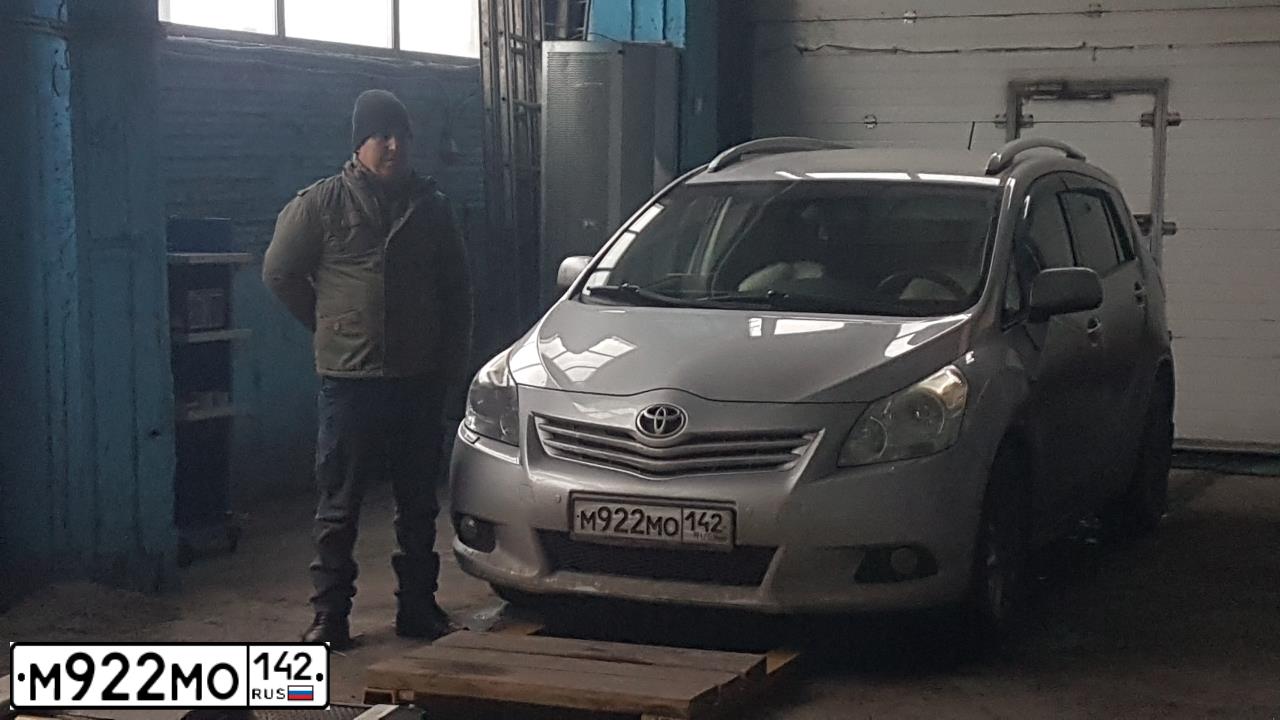 Фото автомобиля TOYOTA VERSO, 2010 — госномер М922МО142. Цвет: Серебристый