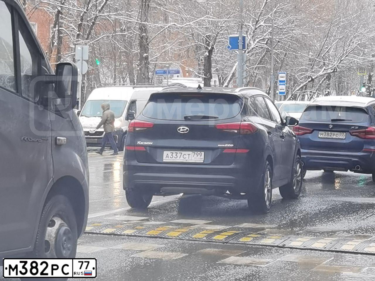 Фото автомобиля BMW X3, 2018 — госномер М382РС77. Цвет: СИНИЙ