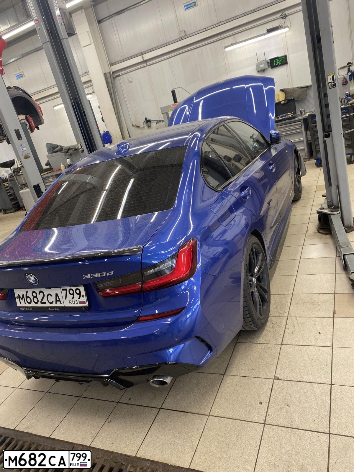 Фото автомобиля BMW SERIE 3, 2019 — госномер М682СА799. Цвет: СИНИЙ