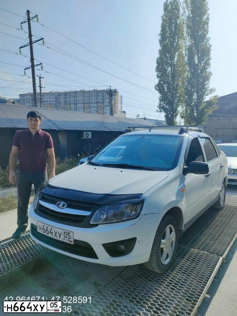 Фото автомобиля LADA 2190 GRANTA, 2012 — госномер К002ОТ05. Цвет: СЕРЕБРИСТО-КРАСНЫЙ