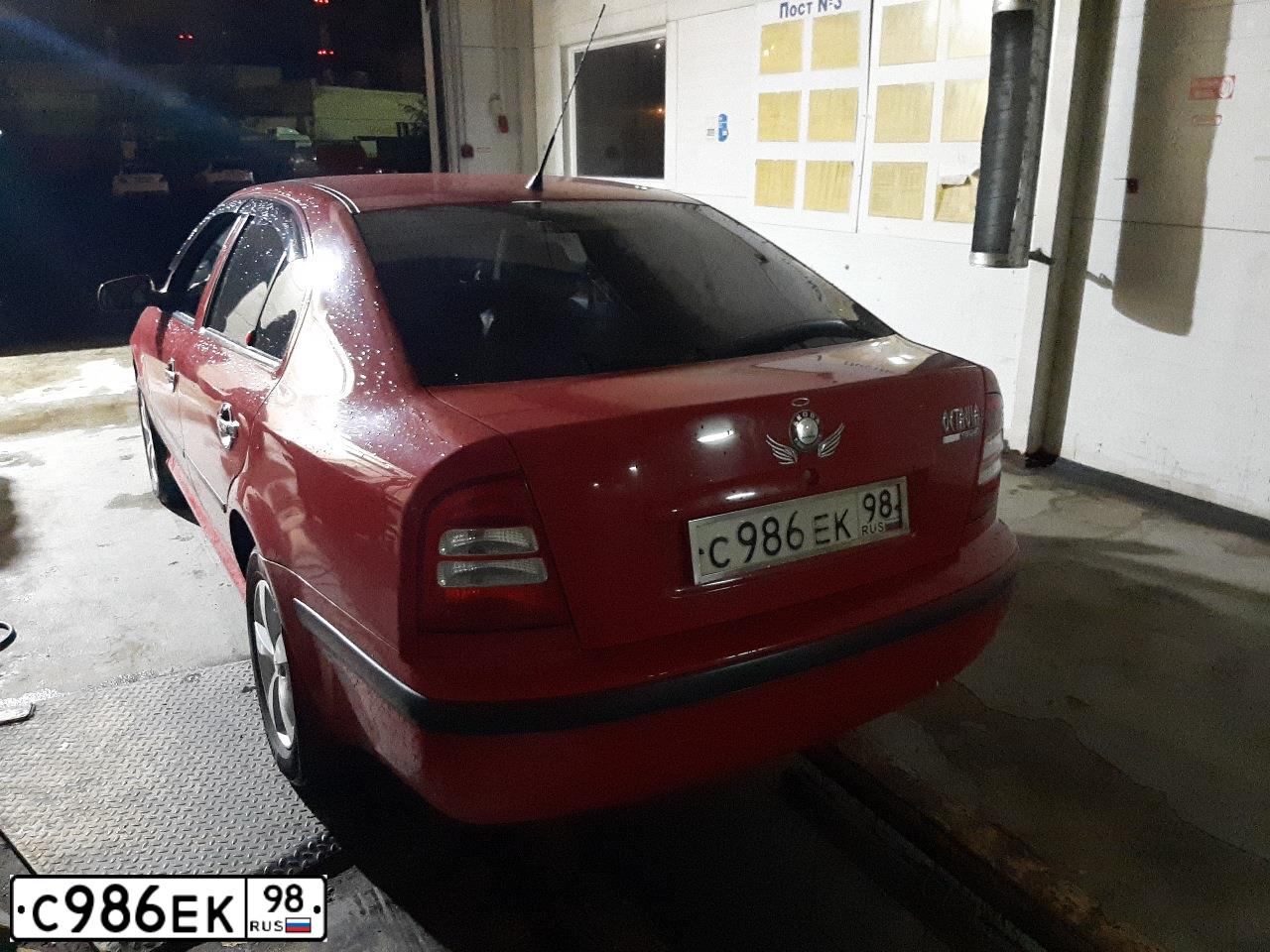 Фото автомобиля SKODA OCTAVIA, 2007 — госномер У449НТ198. Цвет: Красный